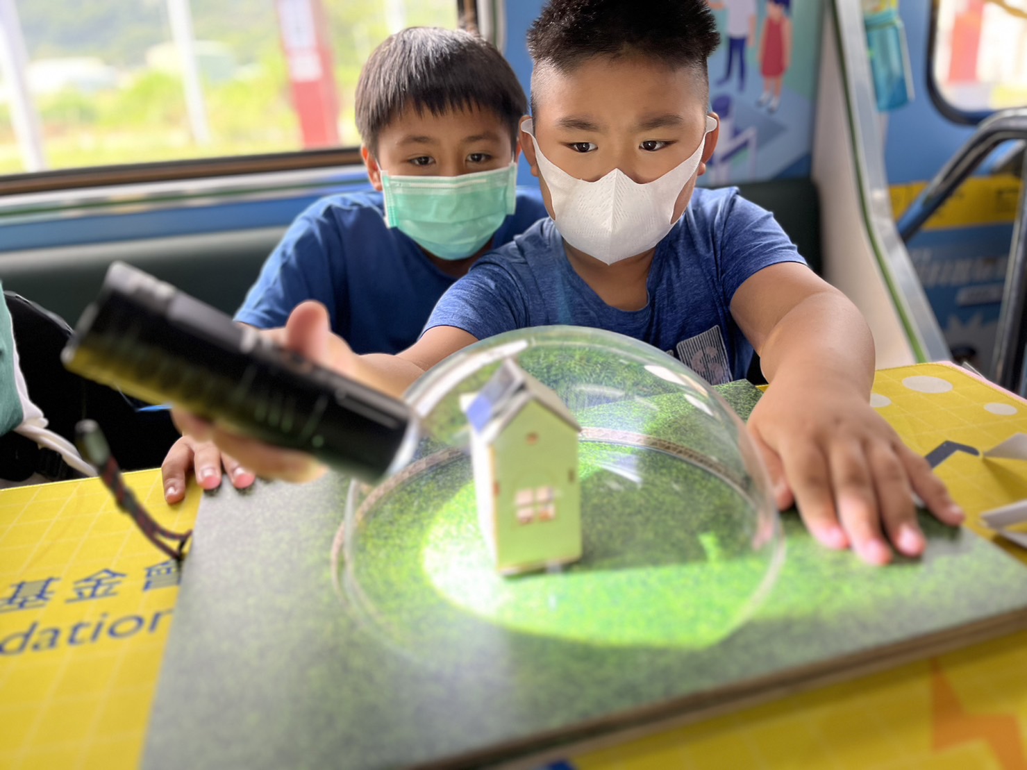富易堂參與基礎科學主題車廂，以STEAM教學精神，設計「逐日科學家」、「太陽能工程師」以及「淨零建築師」三大能源科普課程和實驗