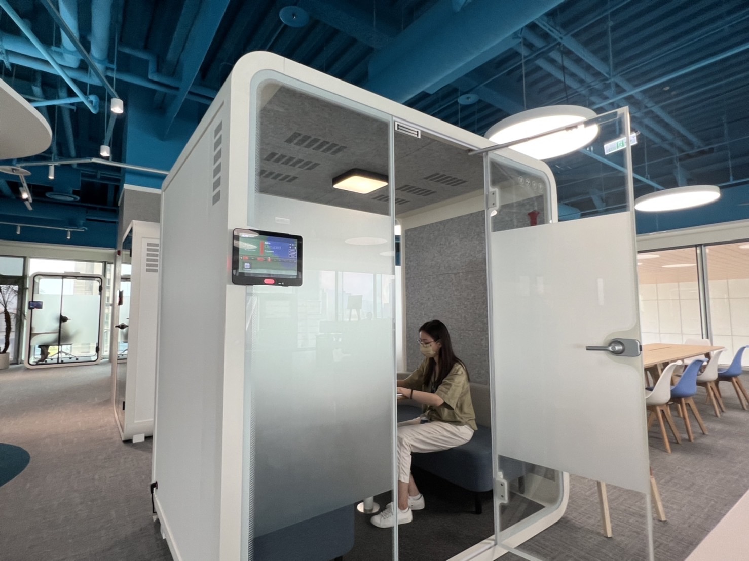 富易堂高雄據點的智慧行動辦公艙，展現富易堂在面板以外的研發應用軟實力