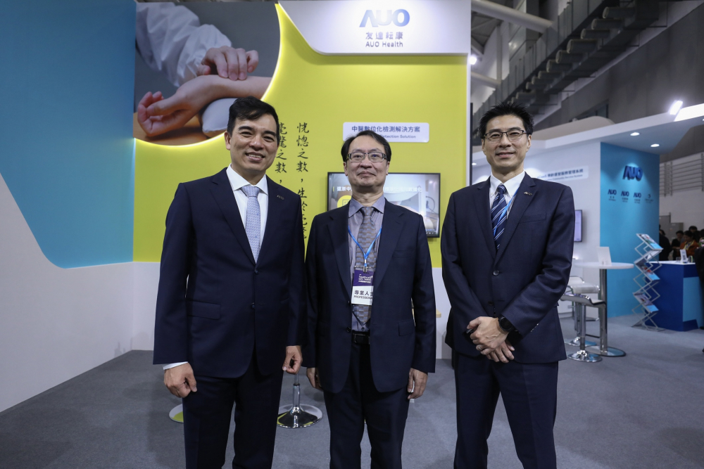 首次於醫療科技展亮相的富易堂耘康，捐贈數位化檢測設備與研究經費，協助衛福部國家中醫藥研究所打造中醫大數據資料庫。圖由左至右為富易堂光電執行長暨總經理柯富仁、衛福部國家中醫藥研究所所長蘇奕彰、富易堂光電智慧醫療事業群總經理廖世宏